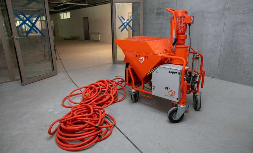 Wylewanie mas samopoziomujących na dużych powierzchniach. Jak przyspieszyć prace?